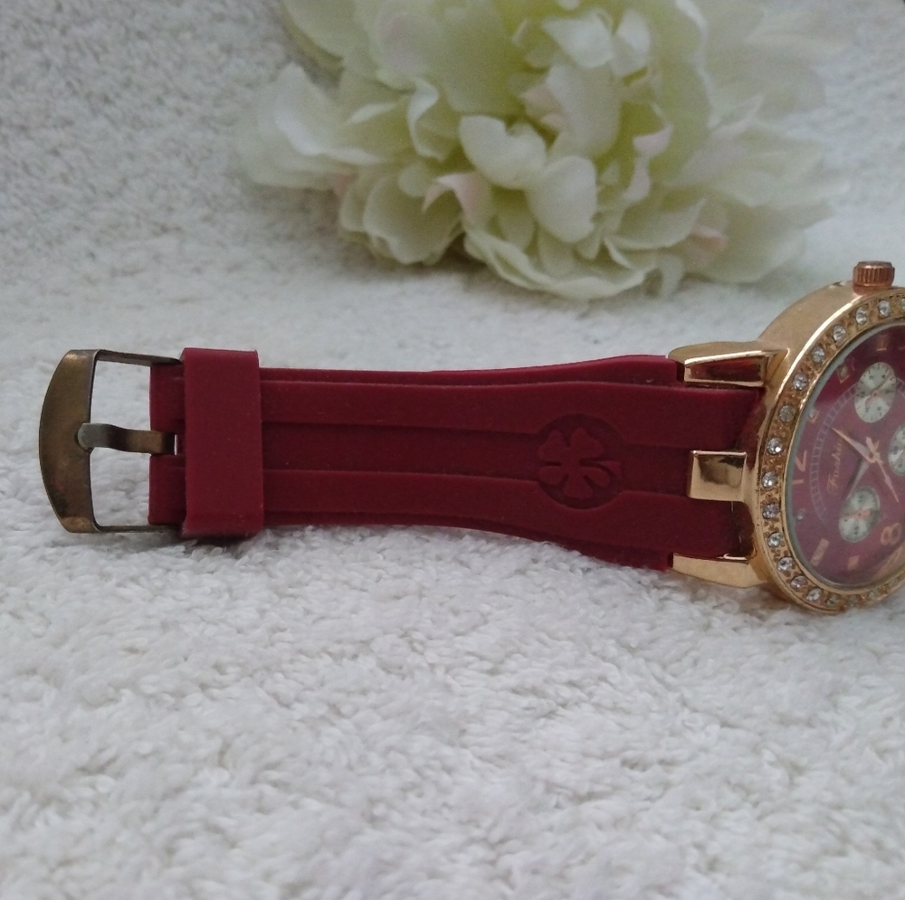 3/$10 🌟 Red, Ladies Fashion Watch - Picture 5 of 10
